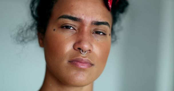 Portrait hispanique sérieux de jeune femme noire regardant la caméra. Personne de race mixte - Photo, image