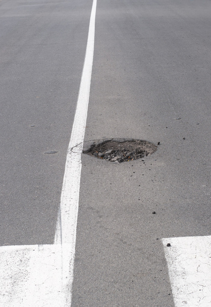 dziur na drodze z białej linii podziału - Zdjęcie, obraz
