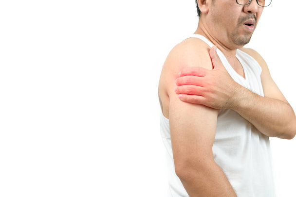 Чоловік середнього віку в білій течії страждає від болю в руці та плечі ізольовано на білому. Офісний синдром або заморожене плече. Охорона здоров'я та медична концепція
. - Фото, зображення