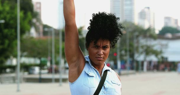 Γυναίκα πολιτική ακτιβίστρια υψώνει γροθιά στον αέρα - Φωτογραφία, εικόνα