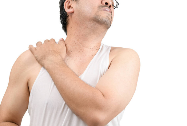 Un hombre de mediana edad en vena blanca que sufre de dolor en el brazo y el hombro aislado en blanco. Síndrome de oficina o hombro congelado. Salud y concepto médico. - Foto, imagen