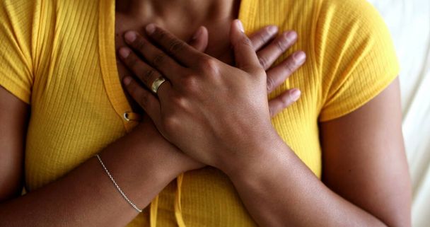 Detailní záběr ruce v hrudníku starostlivý pocit vděčný - Fotografie, Obrázek