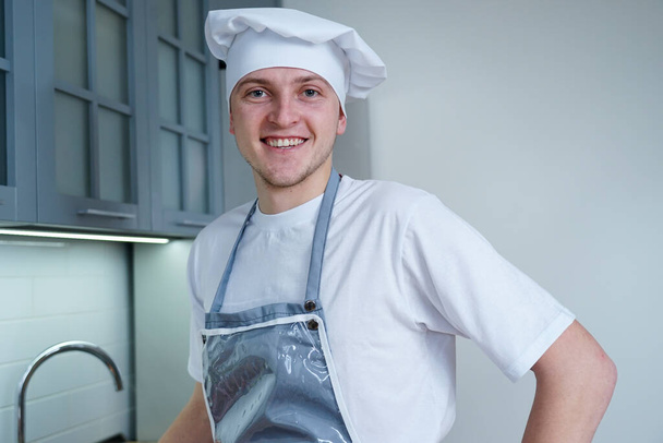 Portré egy szakács a konyhában, a séf készít ételt - Fotó, kép