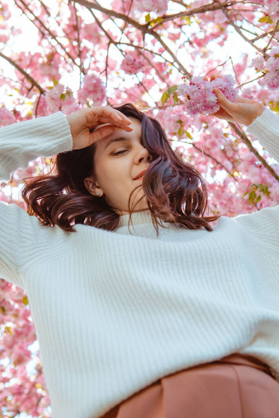 retrato de bela mulher caucasiana com florescendo sakura cerejeira espaço cópia - Foto, Imagem