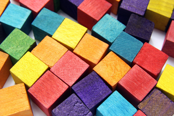 Cubos de madeira coloridos
 - Foto, Imagem