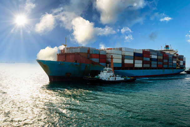 transporte de carga contêineres empresas serviços de importação e exportação transporte internacional paisagem mar aberto vista aérea azul céu fundo de drone - Foto, Imagem