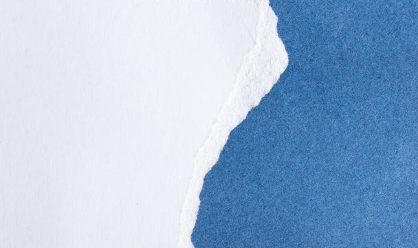 blauweißes Blatt Papier mit sichtbarer Textur - Foto, Bild