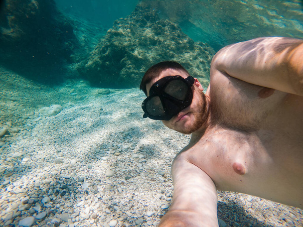 Şnorkel maskeli adam yaz tatilinde selfie çekiyor. - Fotoğraf, Görsel