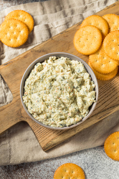 Homemade Creamy Spinach Dip with Round Crackers - Foto, Imagen