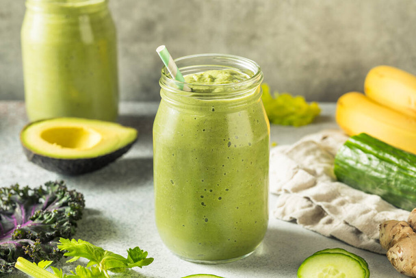 Healthy Organic Detox Green Smoothie with Kale Spinach and Cucumbers - Foto, afbeelding