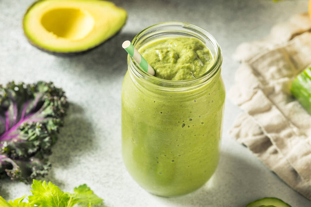 Healthy Organic Detox Green Smoothie with Kale Spinach and Cucumbers - Foto, imagen