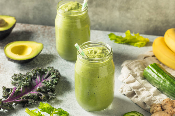 Healthy Organic Detox Green Smoothie with Kale Spinach and Cucumbers - Foto, imagen