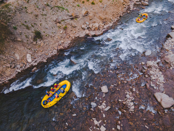 Nehirde rafting yapan dağ insanlarının hava manzarası. aşırı canlılık - Fotoğraf, Görsel