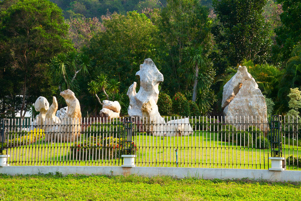 великі кам'яні форми використовувалися для красивого прикраси саду
 - Фото, зображення