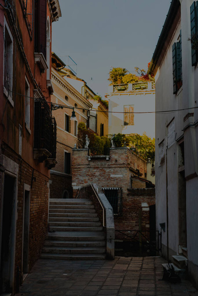 Kanałowe uliczki z gondolami i łodziami w Wenecja, Włochy - Zdjęcie, obraz