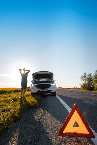 rozbít auto na silnici problémy v prázdninové kopírovat prostor naštvaný muž - Fotografie, Obrázek