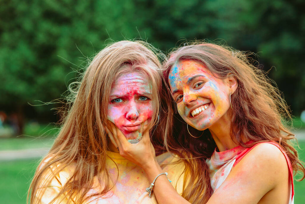 Dwie dziewczyny bawiące się na Holi Fest. portret - Zdjęcie, obraz