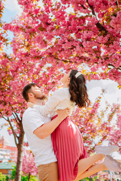 para miłośników pod kwitnącym drzewem sakura sezon wiosenny - Zdjęcie, obraz