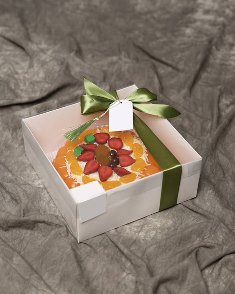 Lebaran paketleri ya da Hampers, genellikle bayram zamanında dağıtılır. Paket kutusu güzel ve çekici bir jöleli pasta içeriyor. Doğum günü pastaları için de uygun. Bayram kutlamaları. Bulanık Odakla. - Fotoğraf, Görsel