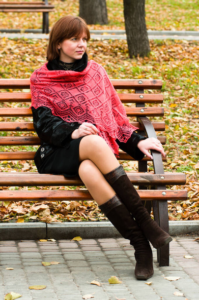 elegante atractiva joven sonriente mujer caminando por la calle en traje de otoño, bufanda de punto rojo, humor feliz, estilo de moda. - Foto, Imagen