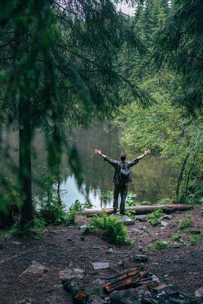 erős ember túrázó nézi hegyi tó utazási koncepció másolás tér - Fotó, kép