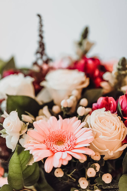 Krásná růžová, červená a bílá Rustikální barevné smíšené kytice, zátiší kompozice close-up - Fotografie, Obrázek