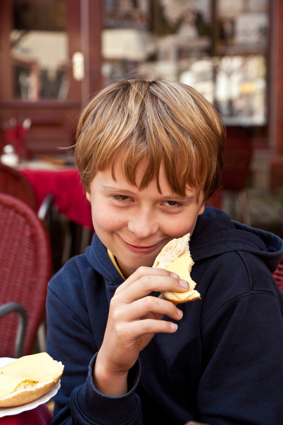 Portret van een knappe lachende jongen - Foto, afbeelding