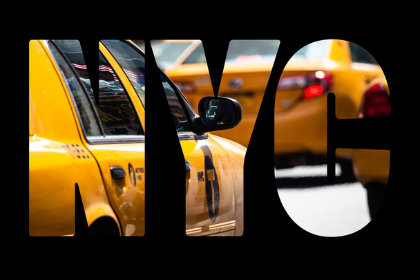 κίτρινο αμάξι ταχύτητες μέσω times square της Νέας Υόρκης, Νέα Υόρκη, ΗΠΑ.  - Φωτογραφία, εικόνα