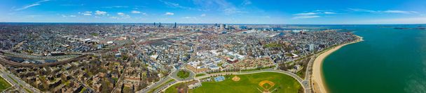 Boston Downtown Financial District i Back Bay panoramiczny widok z lotu ptaka wiosną z South Boston, Massachusetts MA, USA.  - Zdjęcie, obraz