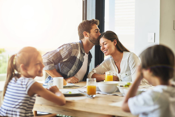 Su hogar está lleno de amor y felicidad. Foto de una familia desayunando juntos en casa. - Foto, imagen