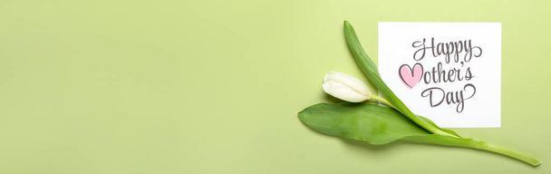 Cartão de felicitações para o Dia das Mães e bela tulipa no fundo verde claro com espaço para texto - Foto, Imagem