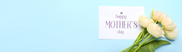 Cartão de saudação para o Dia das Mães e belas tulipas em fundo azul claro com espaço para texto - Foto, Imagem