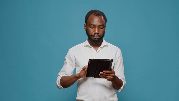 Бизнесмен работает над цифровым планшетом для просмотра интернета - Фото, изображение