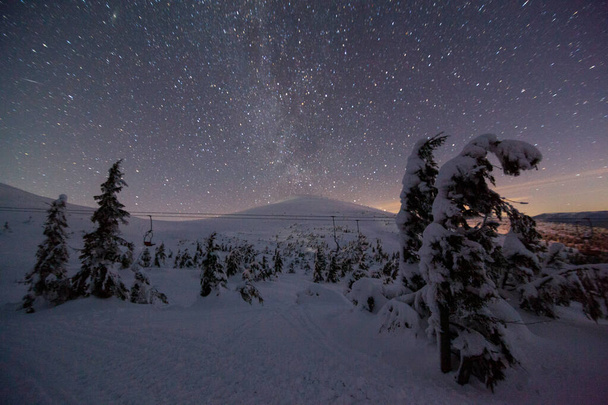 Fantástico cielo estrellado. Paisaje invernal y picos nevados. Montañas Cárpatas. Ucrania. Europa - Foto, Imagen