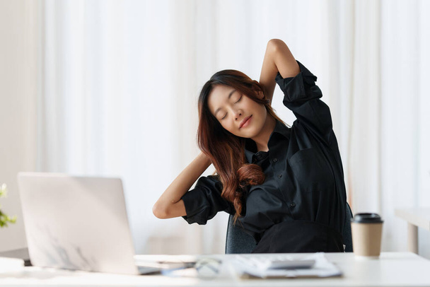 Beautiful Asian Business woman relaxing at modern office. - Φωτογραφία, εικόνα