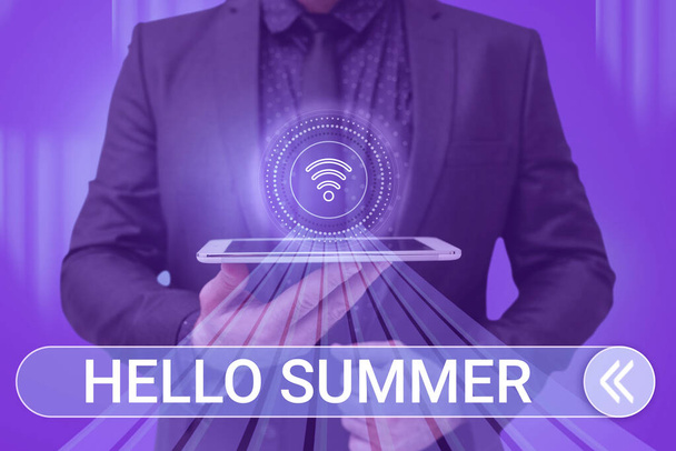 Zarejestruj wyświetlając Hello Summer. Biznes koncepcja Powitanie najcieplejszy sezon roku przychodzi po wiosna Man gospodarstwa ekranu telefonu komórkowego Wyświetlanie Futurystyczna technologia. - Zdjęcie, obraz