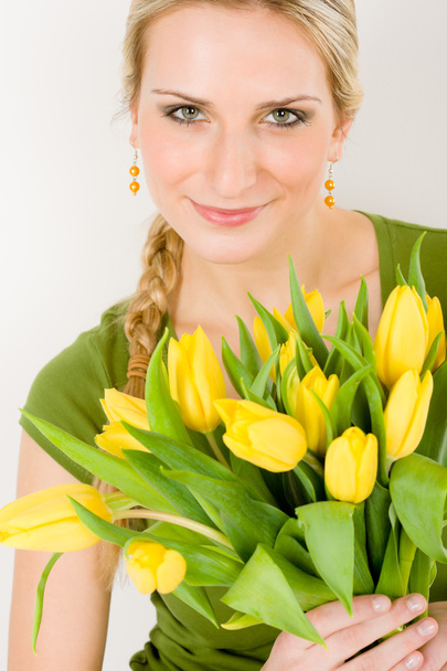 Mujer joven sostiene tulipanes amarillos flor
 - Foto, Imagen