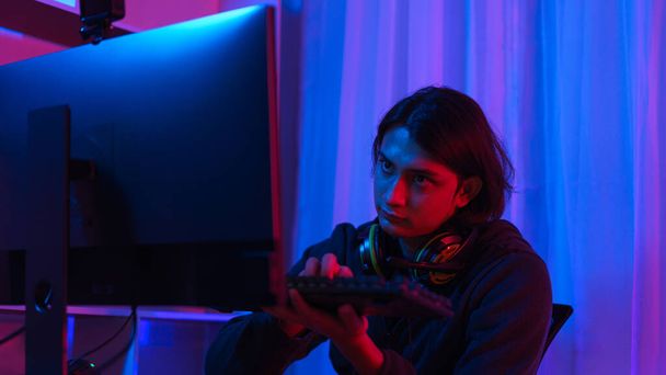 Gamer stream concept, Streaming maschile digitando sulla tastiera per chattare con i seguaci durante il gioco in diretta streaming. - Foto, immagini