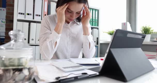Mujer cansada con dolor de cabeza en el lugar de trabajo en la oficina. - Imágenes, Vídeo