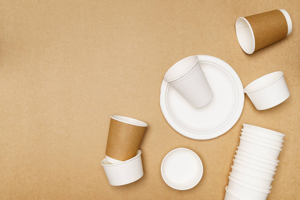 Ekologiczne koncepcji, Pojemnik na żywność składa się z płyty i kubek papierowy z naturalnego włókna. - Zdjęcie, obraz