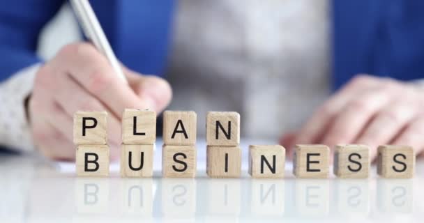 Person develops business plan for successful business closeup - Metraje, vídeo