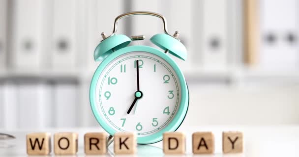 Alarm hodiny pro sedm hodin a text pracovní den detailní záběr - Záběry, video