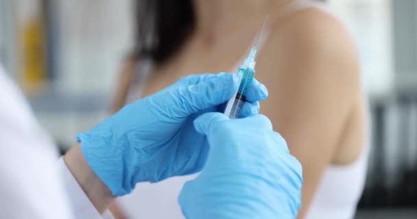El médico sostiene la jeringa con la vacuna antes de la inoculación - Metraje, vídeo