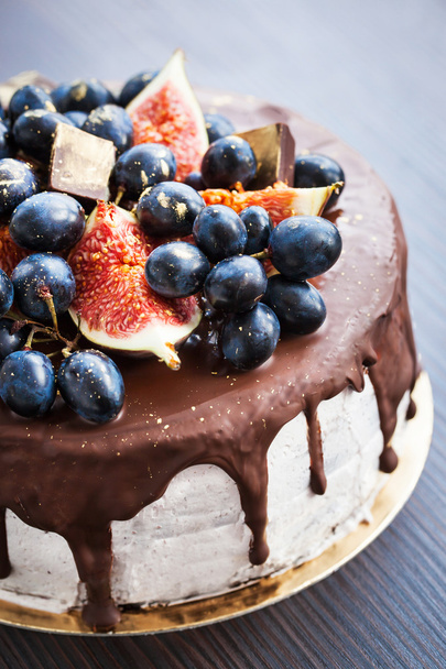Ciasto czekoladowe z polewą, ozdobione świeżymi owocami - Zdjęcie, obraz