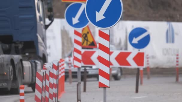 Дорожные работы предупреждают дорожные знаки строительных работ на городской улице и медленно движущихся автомобилях - Кадры, видео