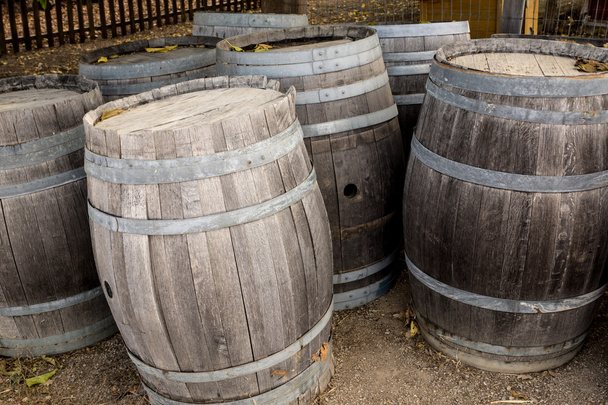 Barris de vinho de carvalho
 - Foto, Imagem
