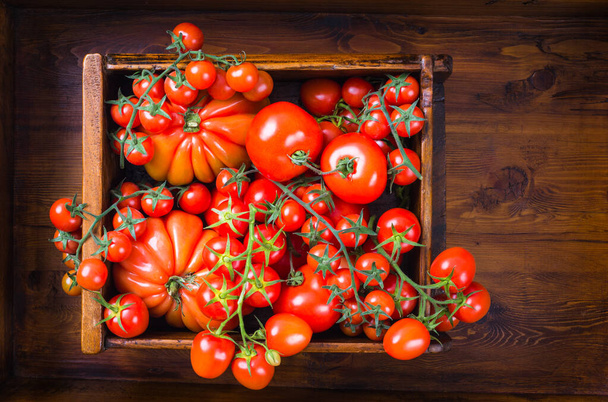 Ahşap arka planda kırmızı taze domatesler kopyalama alanı. - Fotoğraf, Görsel