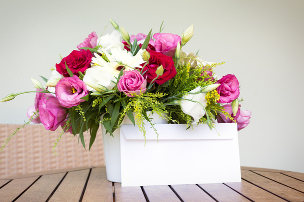 Enveloppe et bouquet de fleurs
 - Photo, image