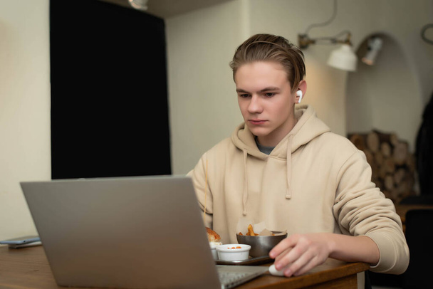Freelancer caucasiano de mente pensativa programador jovem trabalho on-line com laptop pc uso de computador Wi-Fi gratuito perto de café ao ar livre conceito de almoço de lazer urbano. Rapaz estudante. - Foto, Imagem