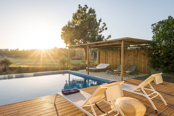 Villa moderna con piscina y terraza con vistas interiores y exteriores
 - Foto, Imagen